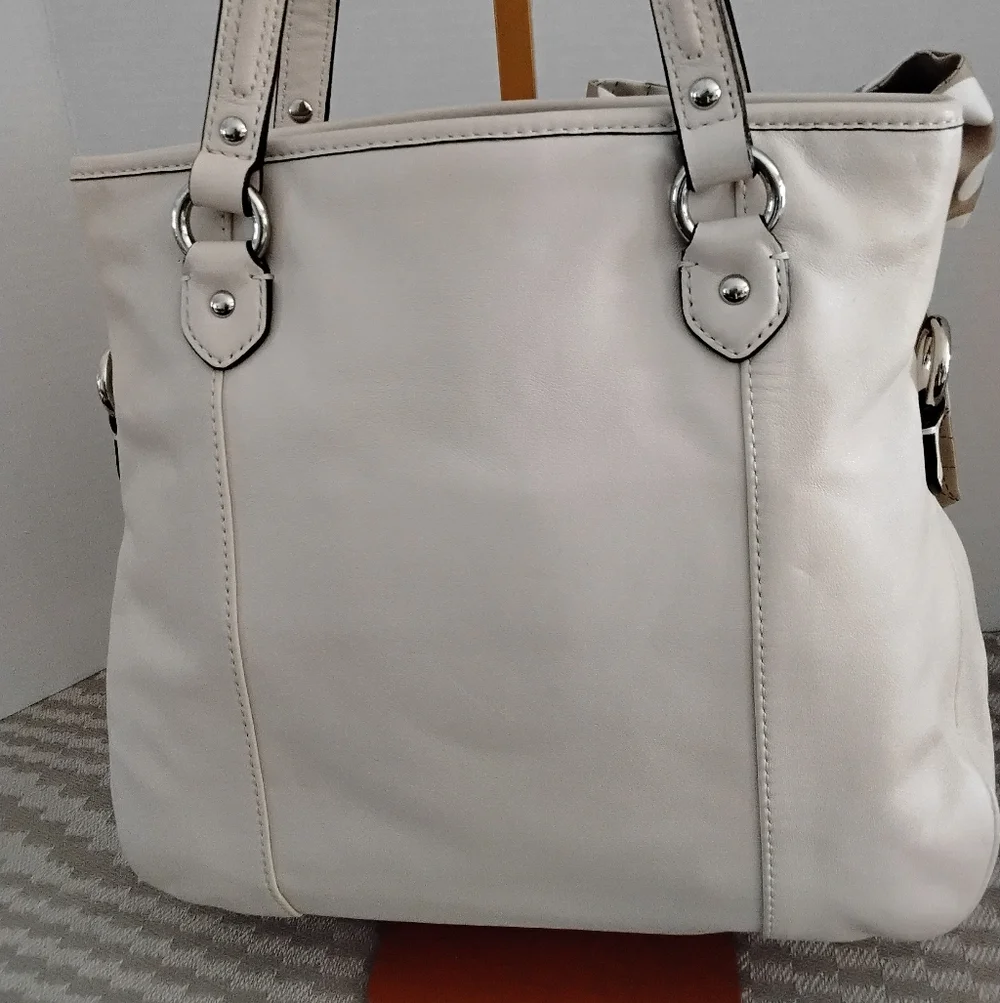 Coach Daisy Mia Cream Leather F-239014 EUC - Picture 2 of 9